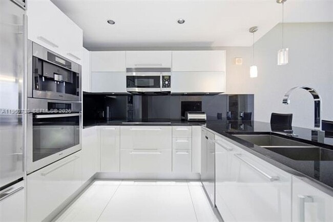 Building Photo - 17121 Collins Ave