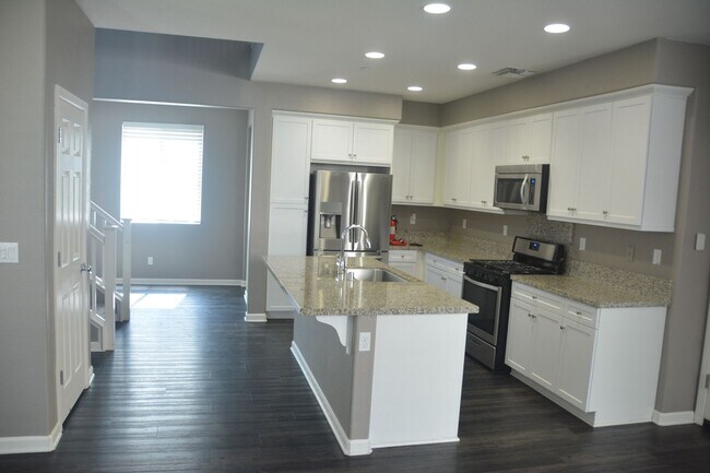 Building Photo - 321 MacArthur Way