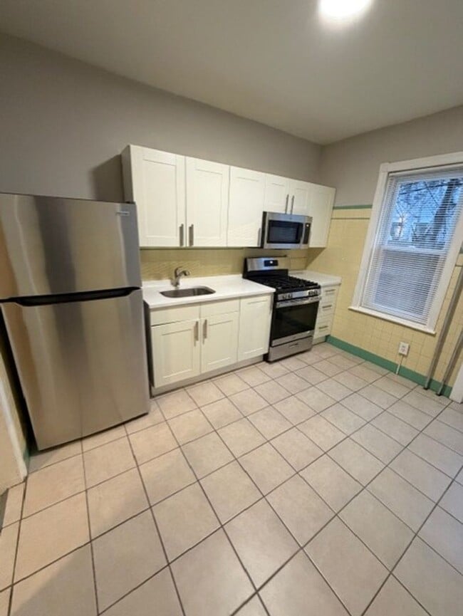 Building Photo - Spacious 3 Bedroom Grays Ferry