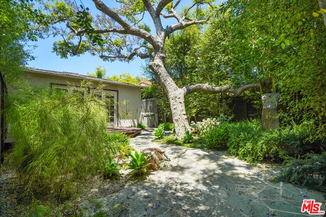 Building Photo - 215 S Medio Dr