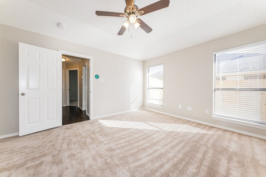 Building Photo - 1402 Sayles Ave