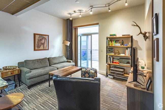 1 BR, 1 BA - 650 SF - St. Anne Lofts