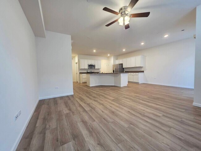 Building Photo - 5915 Hawkweed Dr