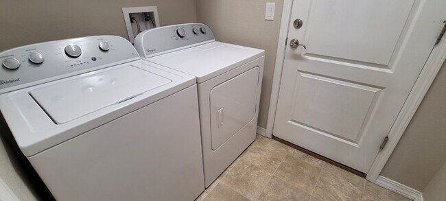 Building Photo - "Charming 3-Bedroom Townhouse Retreat in Colorado Springs – Spacious 1704 Sq Ft with 2.5 Bathrooms!"