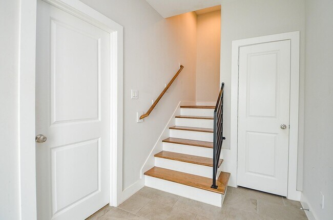 Building Photo - 5903 Val Verde St