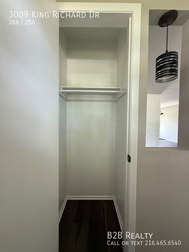 Building Photo - 3009 King Richard Dr