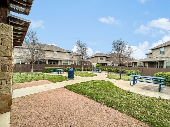 Building Photo - 2880 Donnell Dr