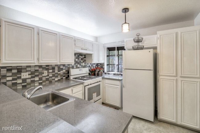 Building Photo - 37000 Meadowbrook Common