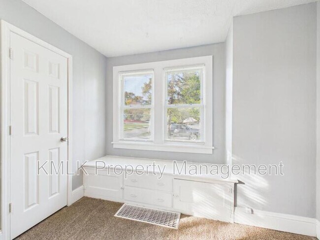 Building Photo - 903 Donald Ave