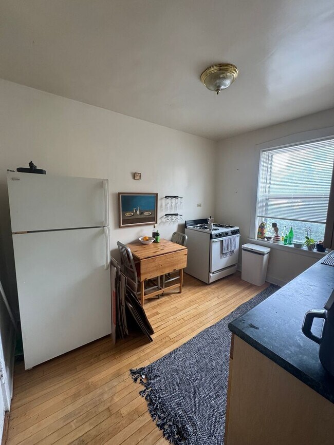 Building Photo - Lovely and Very Large Ravenswood Manor 1 BR