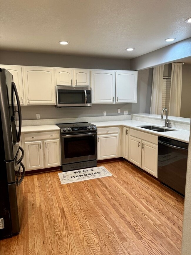 Building Photo - Beautifully Remodeled 3 Bed/3 Bath Home in Stetson Hills