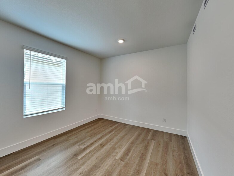 Building Photo - 5848 Vaes Dothrak St