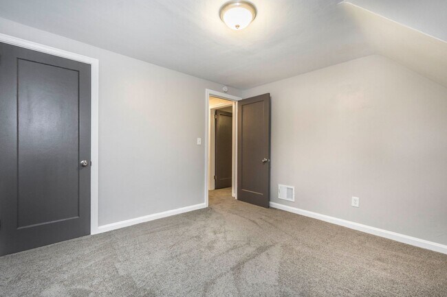 Building Photo - Stunning 2 bedroom home in Brookline available July 15!