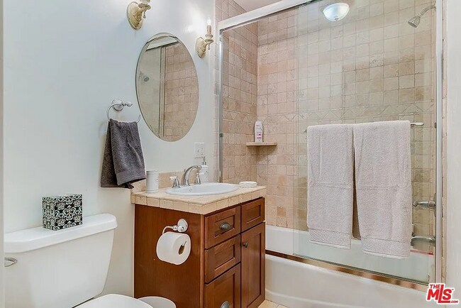 Building Photo - 835 N Sycamore Ave