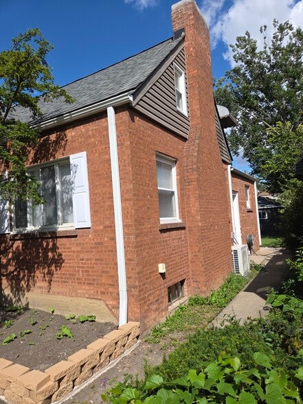 Side - 2103 S 20th Ave