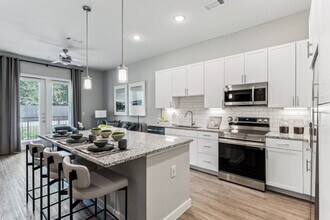 Building Photo - Half Off Rent Through 2025!