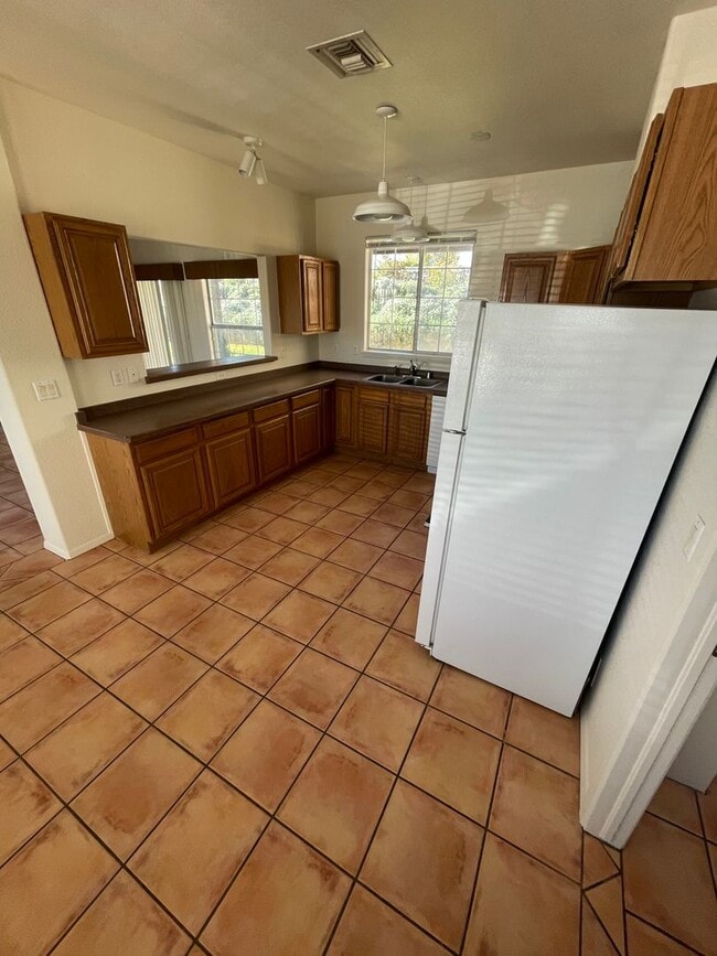 Building Photo - Beautiful 3 Bedroom/2.5 Bathroom Home Loca...