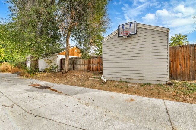 Building Photo - 3 Bedroom 2 Bathroom Home Available August 7th!