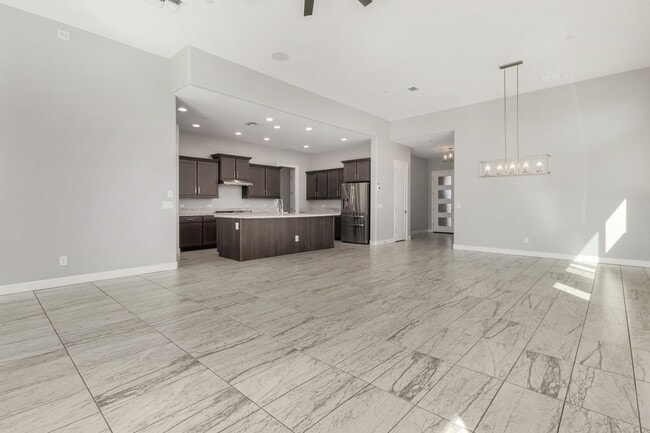 Building Photo - STUNNING HOME IN PEORIA