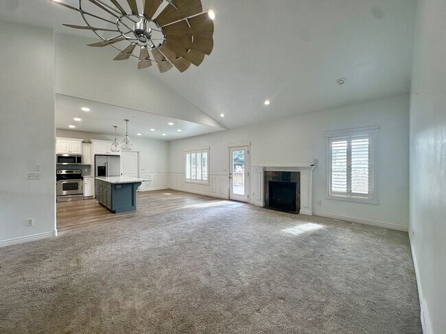 Building Photo - Stunning 6 Bed / 3 Bath | Great Location | Expansive Living Space