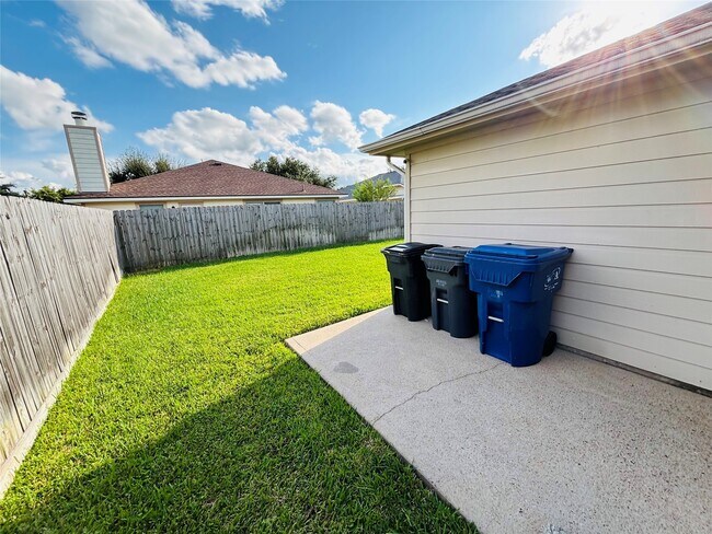 Building Photo - 17227 Lilac Vale Ct