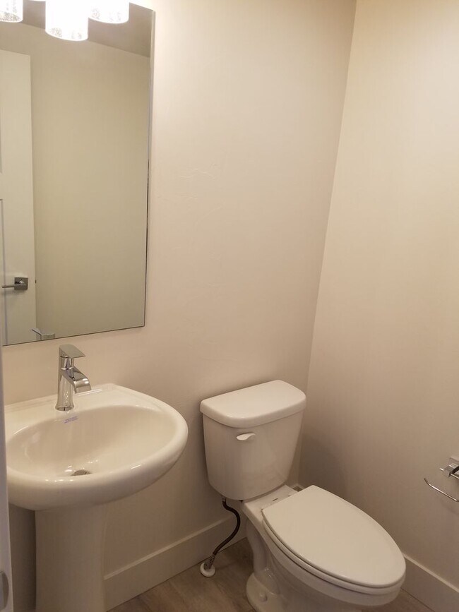 Building Photo - 3 Bed 2.5 Bath in Belgrade with attached d...