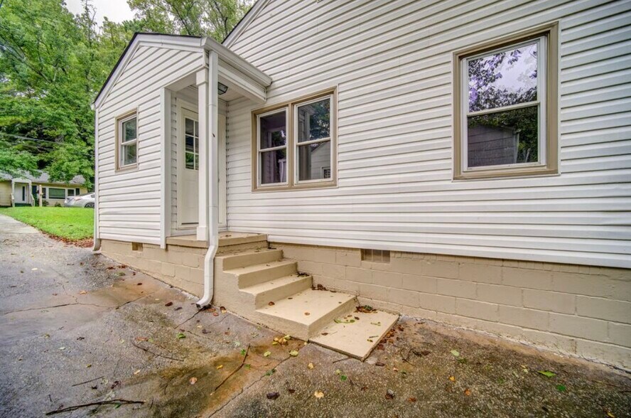 Building Photo - 1384 Westmont Rd SW