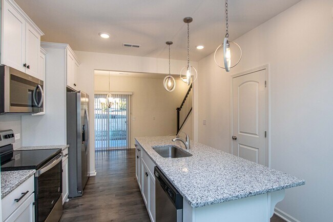 Building Photo - BEAUTIFUL 2 Bedroom Townhome in MIDLAND AVAILABLE JUNE 2026