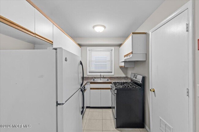 Building Photo - 601 Mistletoe Ave