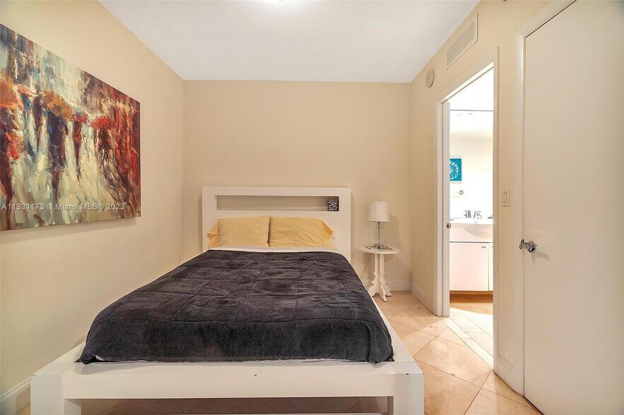 Building Photo - 1850 S Ocean Dr