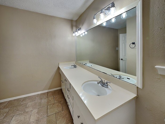 Building Photo - 3305 Hampden Dr
