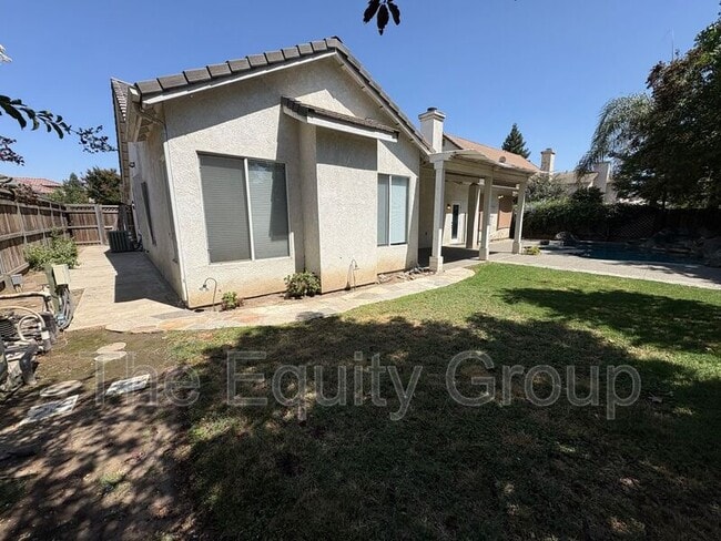 Building Photo - 2511 S Peppertree St
