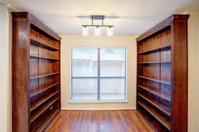 Building Photo - 1304 Harwell Dr
