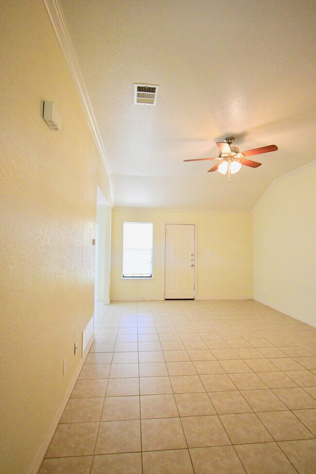 Building Photo - Lovely 3 bedroom 2 bathroom 2 car garage h...