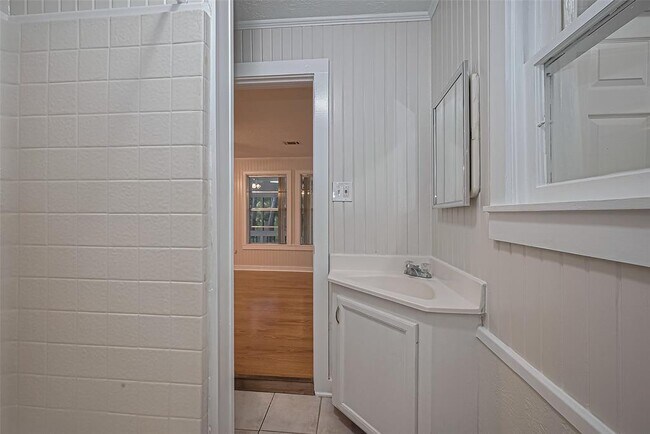Building Photo - 1372 W Pine Lake Cir