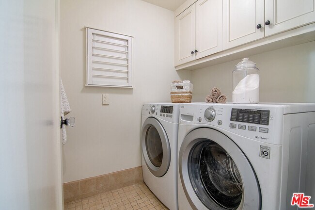 Building Photo - 131 S Martel Ave