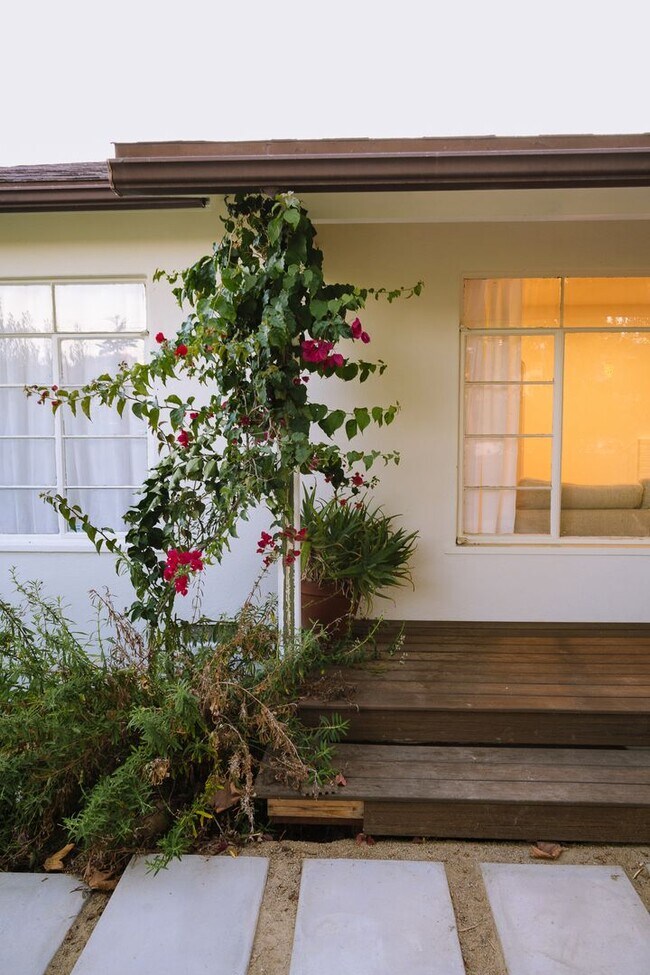 Building Photo - 3 Bedrooms + 2 Bathrooms | Midtown Ventura | Furnished or Unfurnished