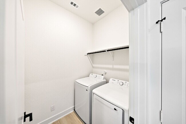 Building Photo - Charming Townhome Offering Space, Comfort, and Convenience