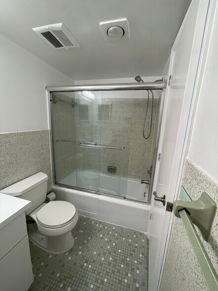 Bathroom tub and toilet - 186 NW 4th Ave