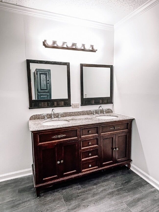 Building Photo - Spacious 4-Bed, 3-Bath Retreat on Greenhill Rd – 2000 Sq Ft of Charleston Charm!