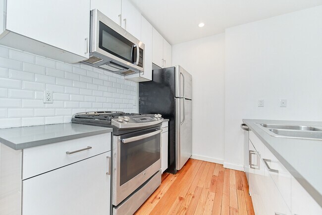 Building Photo - Gorgeous Two Bedroom with Floor to Ceiling Windows
