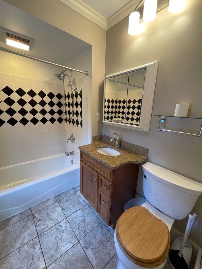 Building Photo - AVAILABLE JUNE - Beautiful 2 Bed 1 Bath Woodland Home