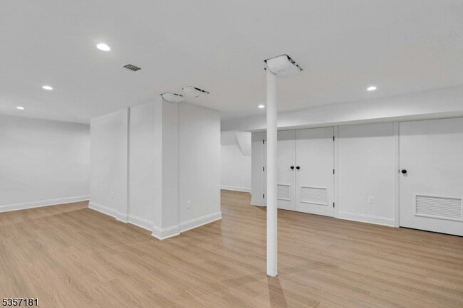 Building Photo - 25 Maple Ave