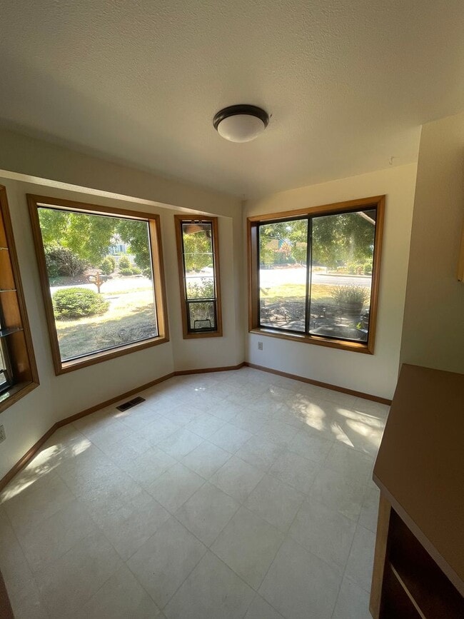 Building Photo - 3 Bedroom Home on Large Corner Lot!