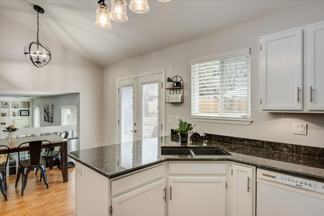 Building Photo - Beautifully updated 4Bd/3Ba Arvada Home