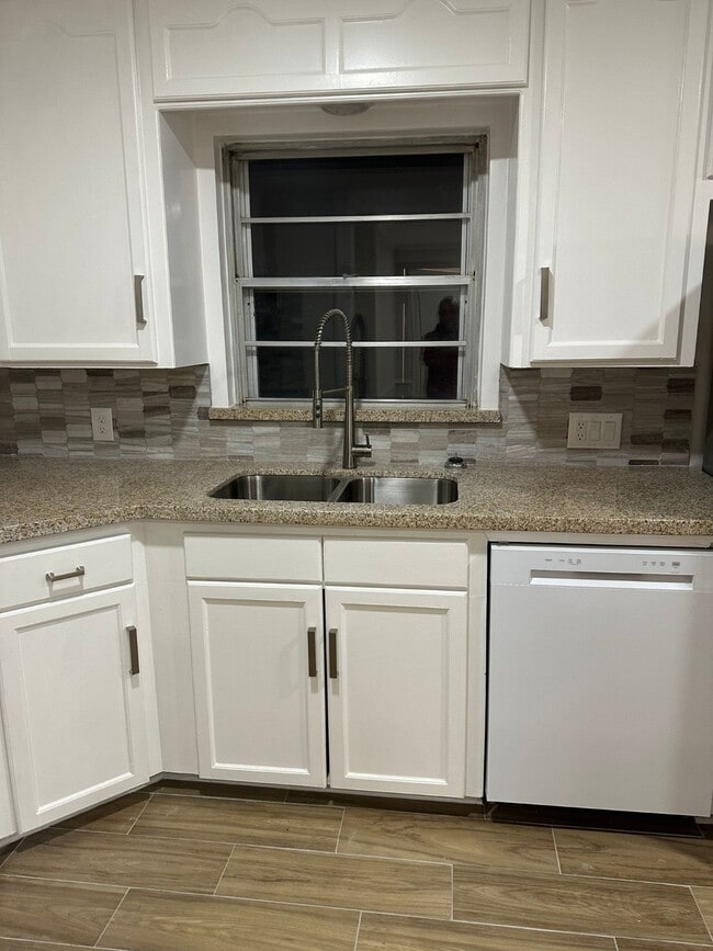 Building Photo - 119 Lakewood Dr