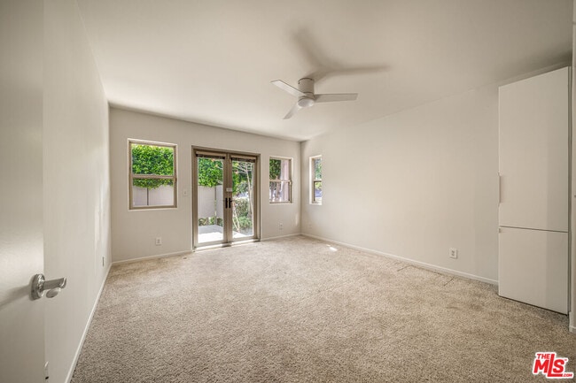 Building Photo - 726 W 37th St