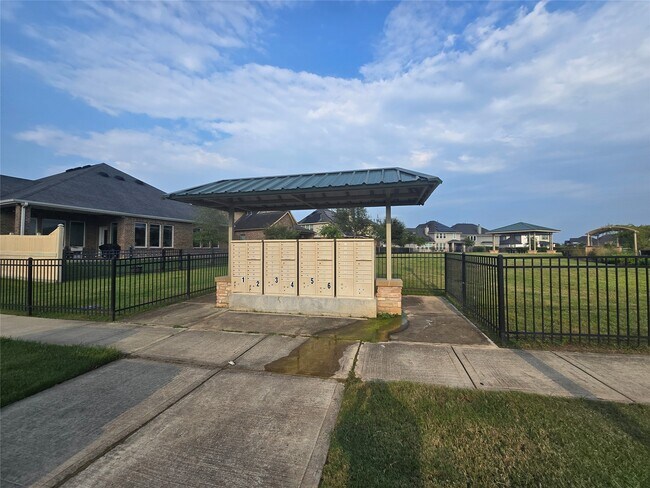 Building Photo - 511 Yellow Bullhead Ct