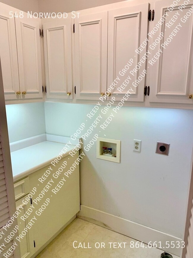 Building Photo - CONVERSE HEIGHTS! Premium location for thi...