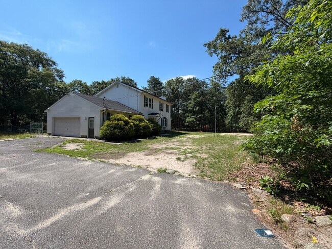 Building Photo - 4BR Colonial with Garage and Large Lot